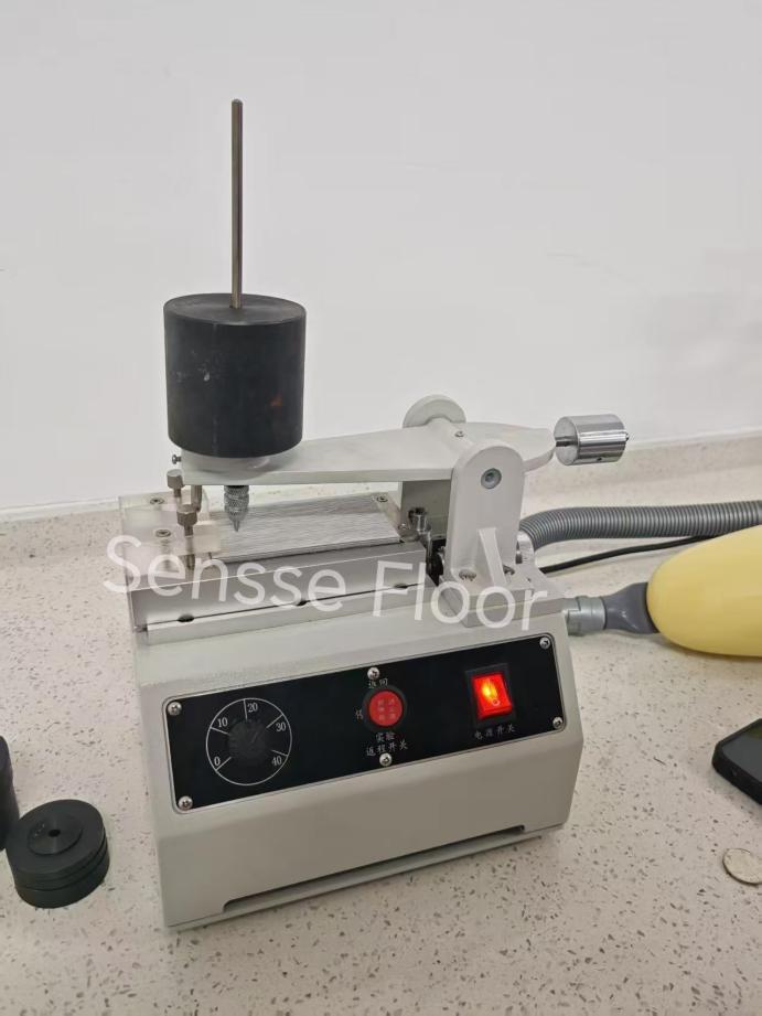 Kako preveriti kakovost LVT/SPC talnih oblog – Tester za praske z iglo